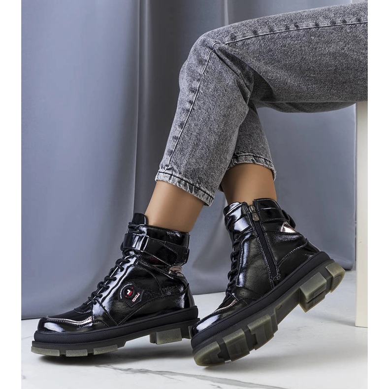 Schwarze Lackstiefel von Salent 1