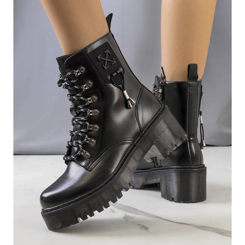 Schwarze Stiefel mit dekorativer Laverda-Bindung 1