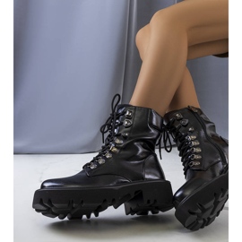 PA1 Schwarze Stiefel auf einer Traktorsohle Delle 1