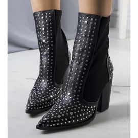 PA1 Schwarze Stiefel mit Orazi-Nieten verziert 1