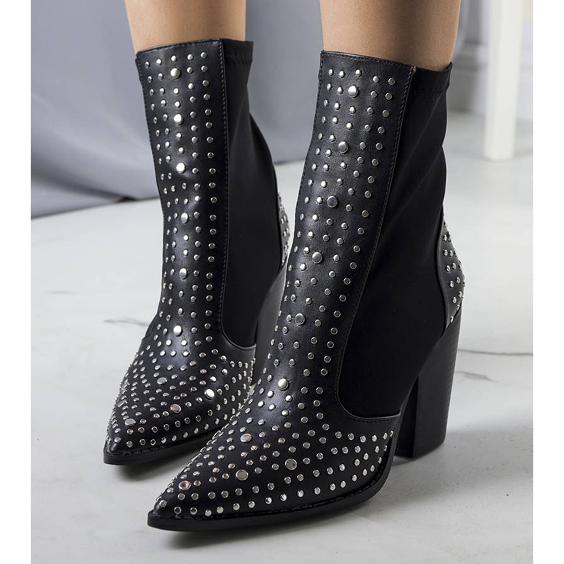 PA1 Schwarze Stiefel mit Orazi-Nieten verziert 1