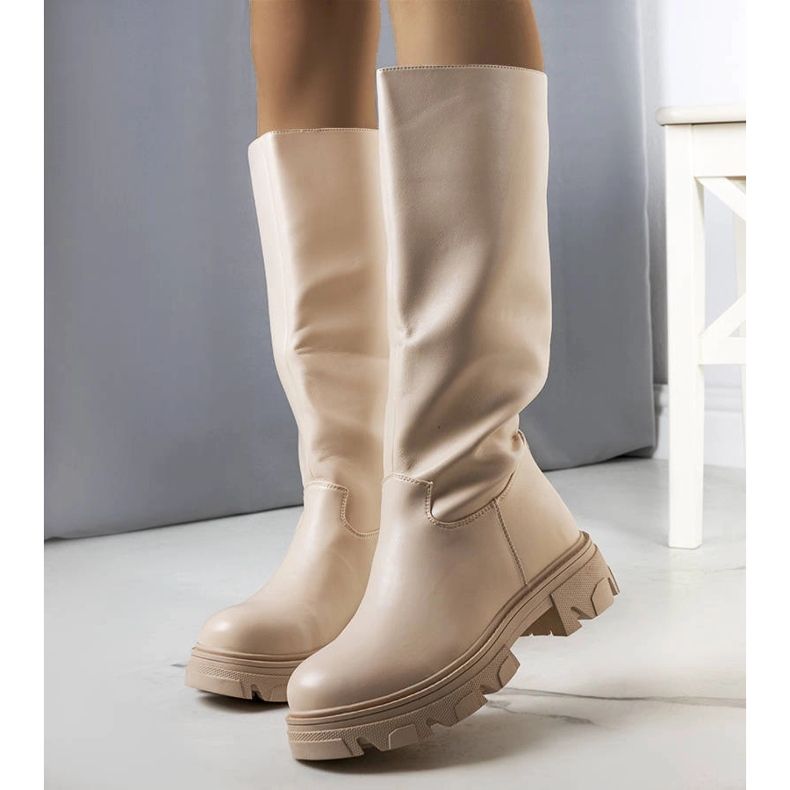 Beige isolierte Stiefel von Romelio 1
