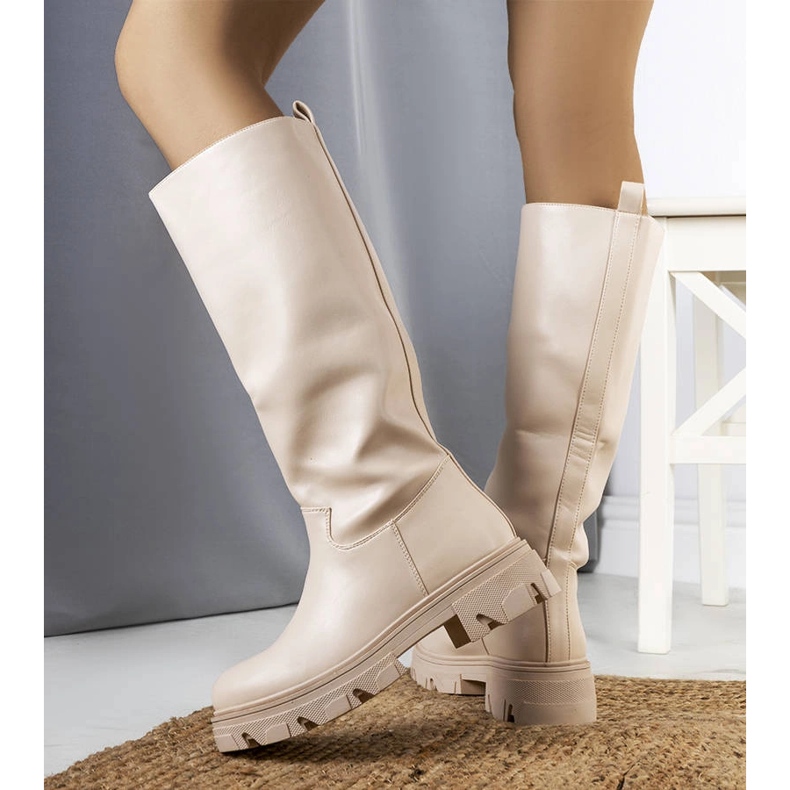 Beige isolierte Stiefel von Romelio 2