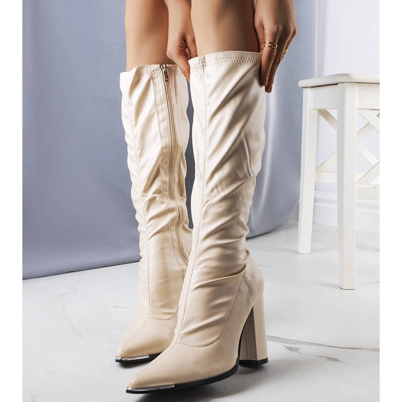 Beige Stiefel auf dem Velass-Posten 1