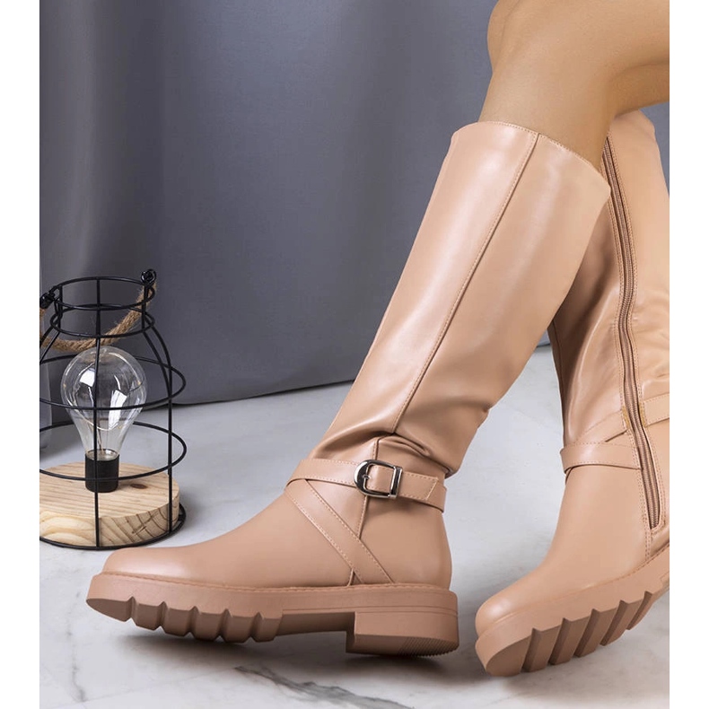 Beige isolierte Stiefel von Olmin 1