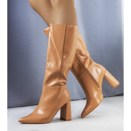 Beige Stiefel auf dem Adair-Posten 1