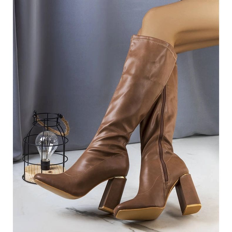 Braune Stiefel auf dem Sarabi-Posten 1