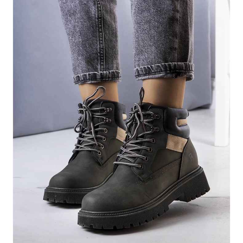 Grüne, isolierte Stiefel von Nadel 1