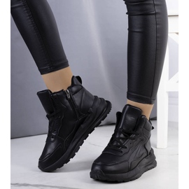 Schwarze isolierte Sneakers von Tasma 1