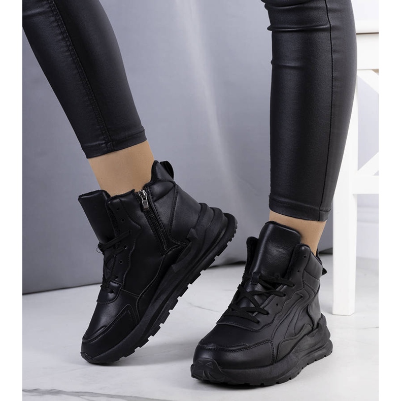 Schwarze isolierte Sneakers von Tasma 1