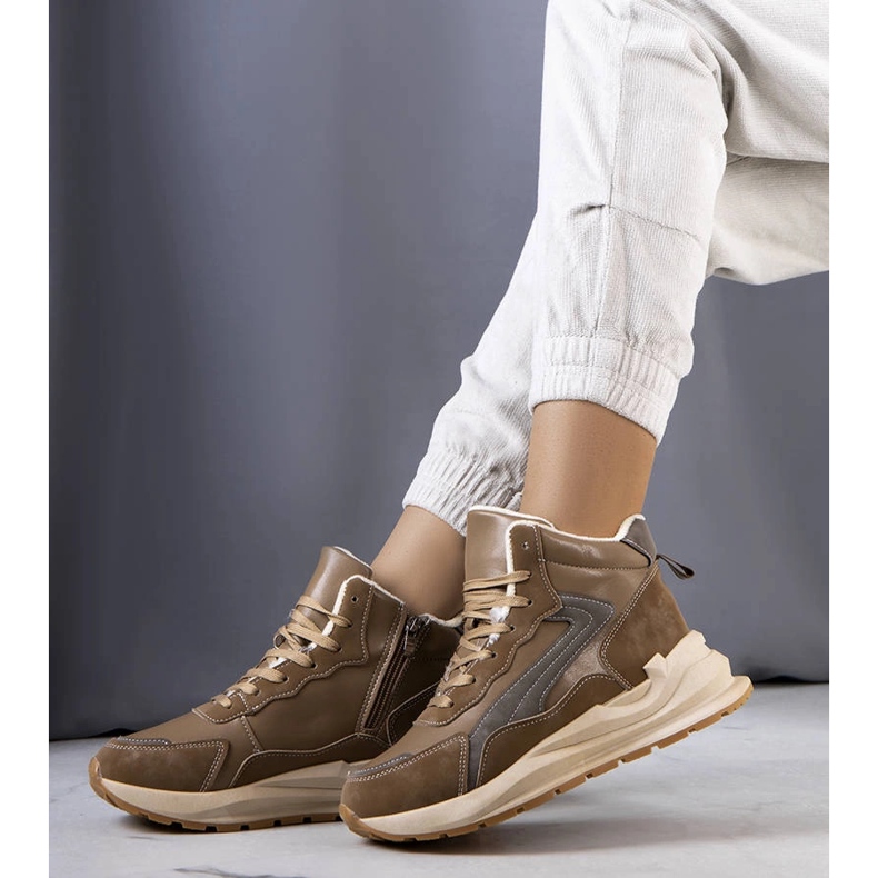 Braune isolierte Sneakers von Tasma 1