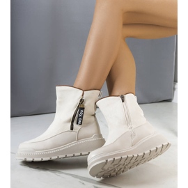 BM Beige isolierte Stiefel auf der Niklas-Plattform 1