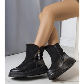 Schwarze isolierte Stiefel auf der Niklas-Plattform 1