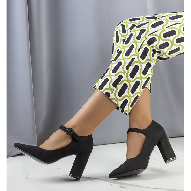 Schwarze Pumps an der Keller Post 1