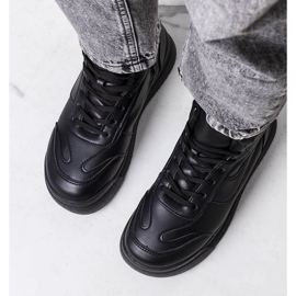 Schwarze isolierte Sneakers von Korti 1