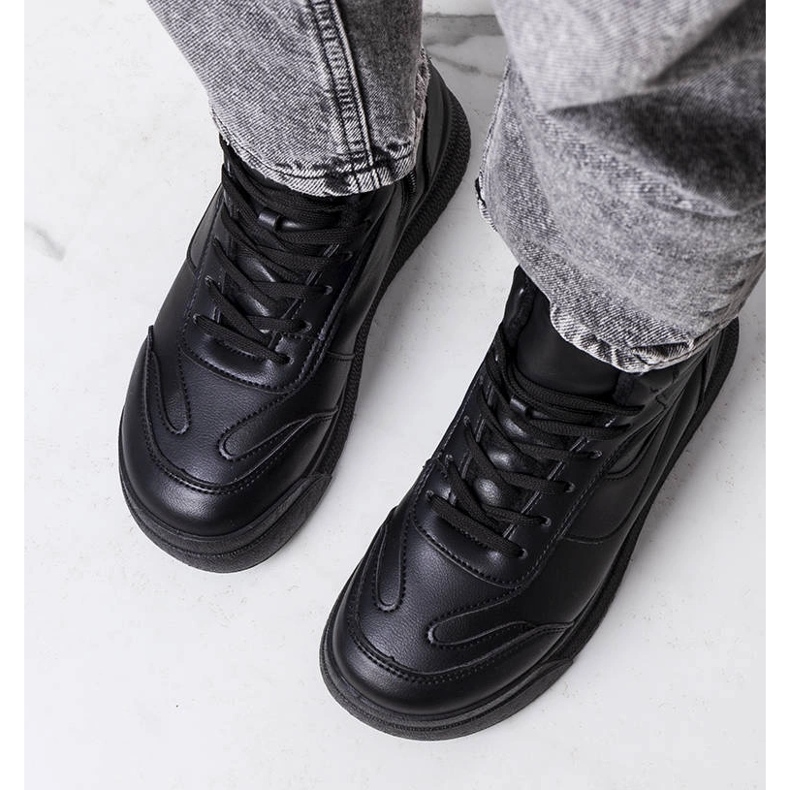 Schwarze isolierte Sneakers von Korti 1