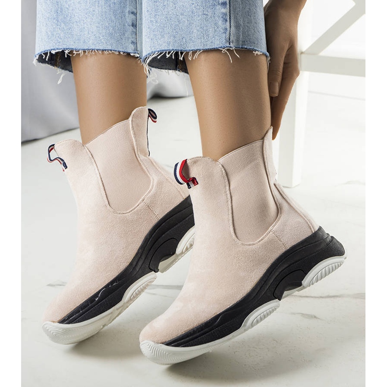 BM Takani beige isolierte Stiefel 1