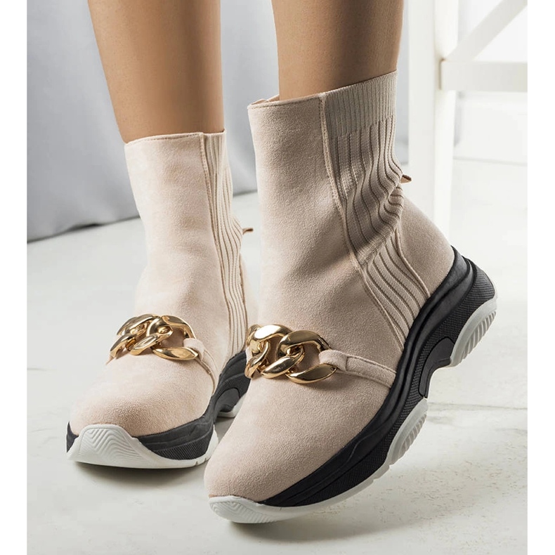 Beige isolierte Stiefel mit Ulster-Kette 1