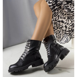 Schwarze Wanderschuhe mit Sylas-Ketten 1