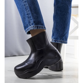 Schwarze Gummistiefel auf hoher Frolo-Sohle 1