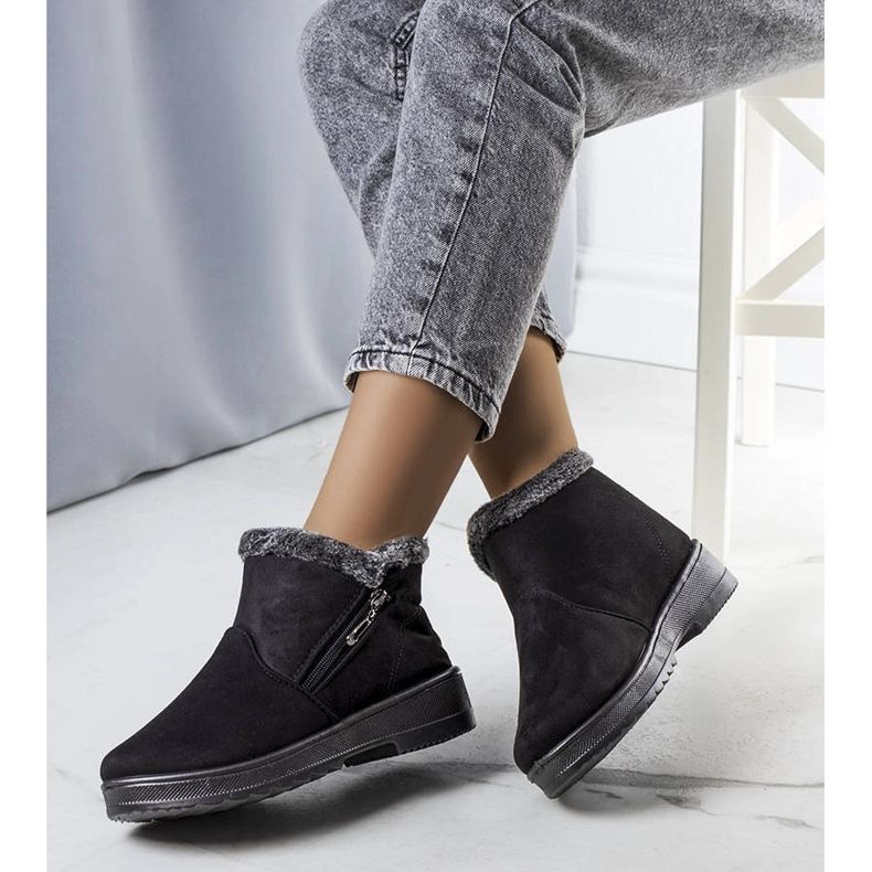 Schwarze isolierte Schneestiefel mit Fell von Wren 1