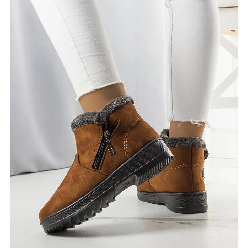 Camelfarbene, isolierte Schneestiefel mit Zaunkönigspelz braun 1