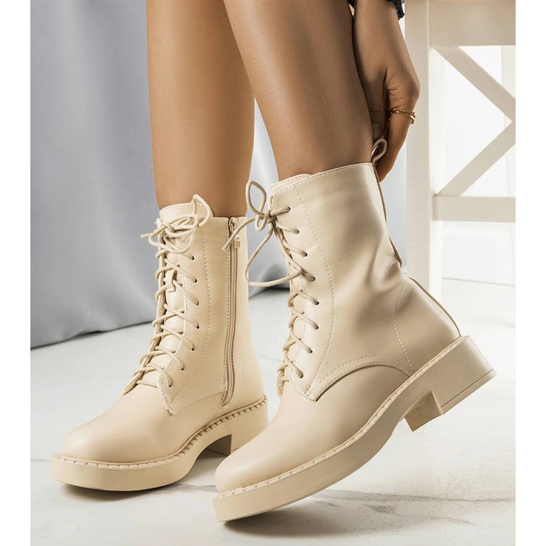 Beige isolierte Stiefel von Ildar 1