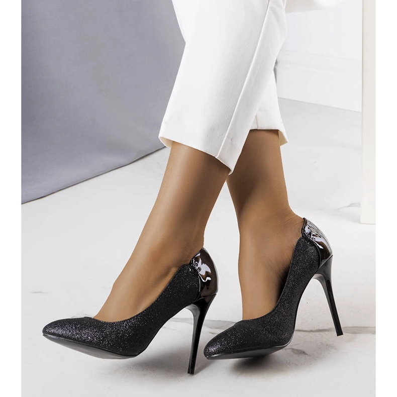 Schwarze Glitzerpumps von Naina 1
