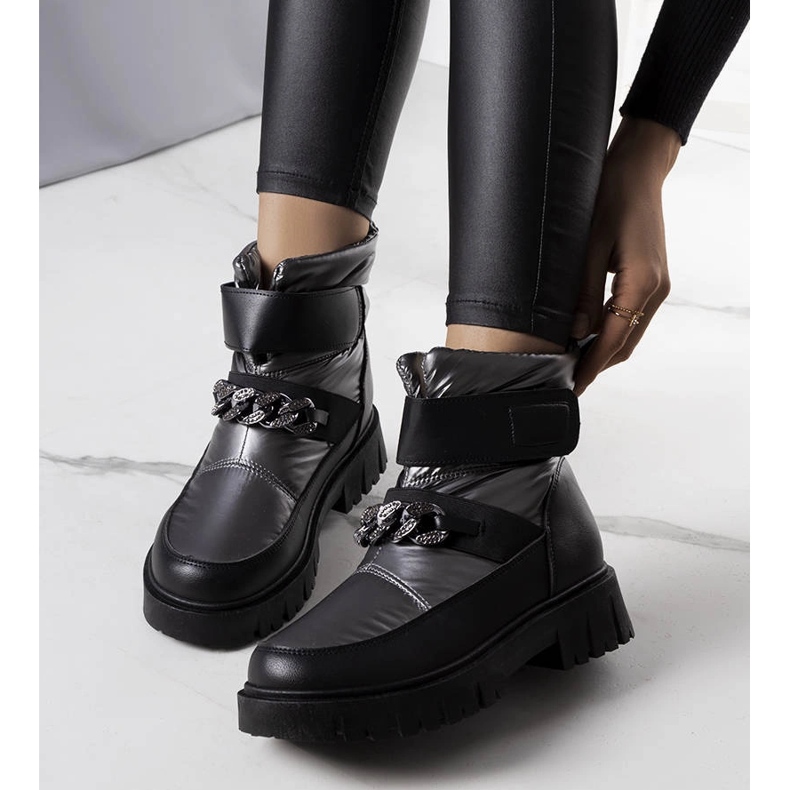 Silberne Schneestiefel mit Ephraim-Kette schwarz 1