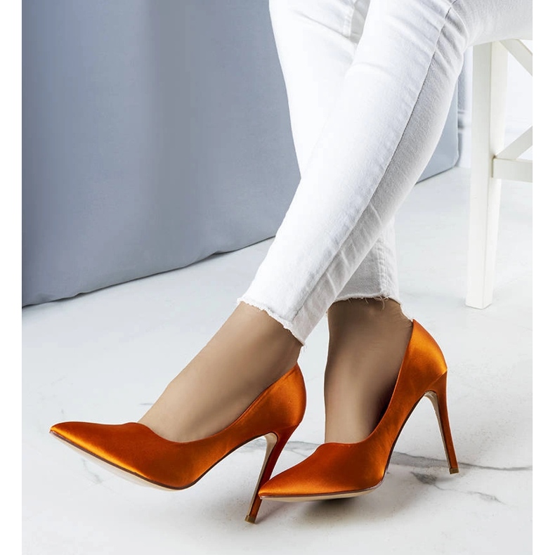 Orangefarbene Pumps aus Satin von Lochlan 1