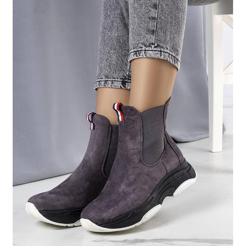 PA1 Graue isolierte Stiefel von Takani 1