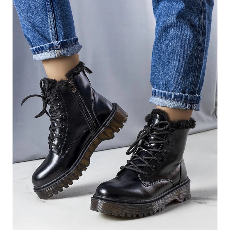 Martoli schwarz isoliert Trapper mit Fell 1