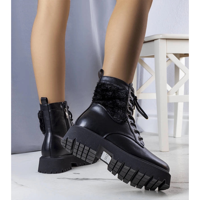 Schwarze gefütterte Stiefel mit Fell von Dixie 1