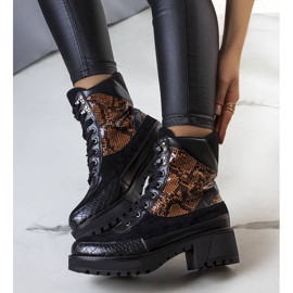 Schwarze isolierte Stiefel mit Fox-Einsätzen 1