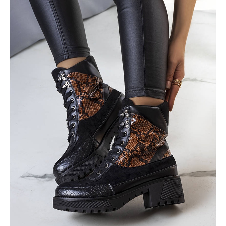 Schwarze isolierte Stiefel mit Fox-Einsätzen 1