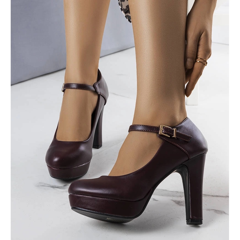 Bordeauxrote Pumps mit hohem Absatz von Bryce braun 1