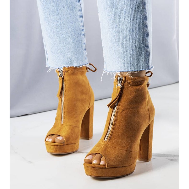 BM Camelfarbene Stiefel mit Absatz von Payto braun 1