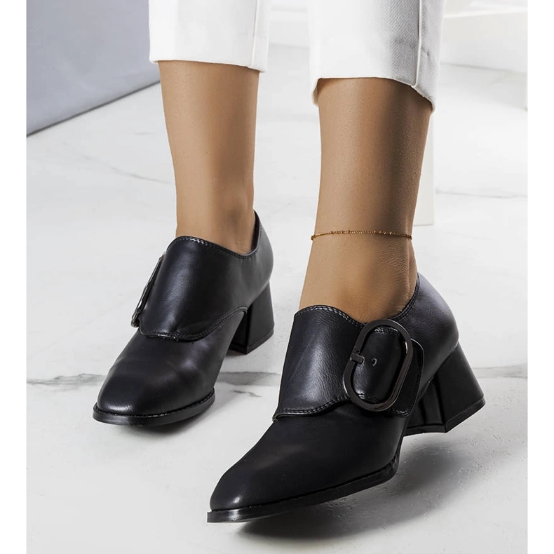 Schwarze Pumps mit Absatz von Ailani 1