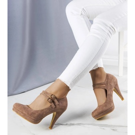Beige Pumps mit hohem Absatz von Quinn 1