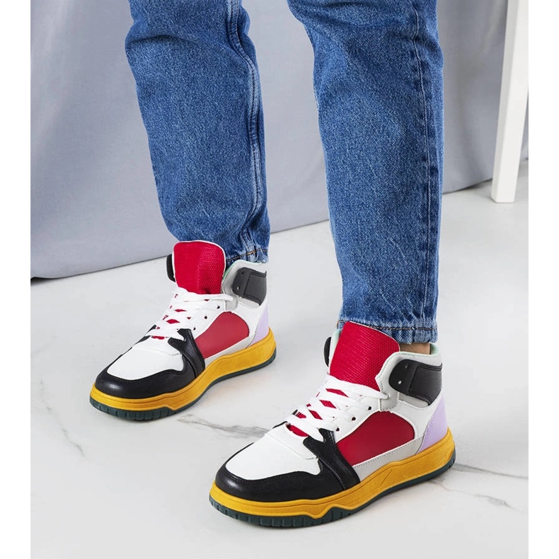 Schwarze und rote High-Top-Sneakers von Elizabeth weiß 1