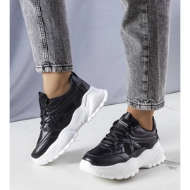 Schwarze Sneaker auf massiver Lorene-Sohle 1