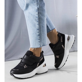 Schwarze Sneakers auf einer massiven Elsie-Sohle 1