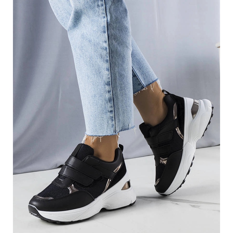 Schwarze Sneakers auf einer massiven Elsie-Sohle 1