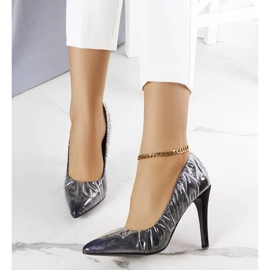 Schwarze Absätze mit Erikafolie überzogen 1