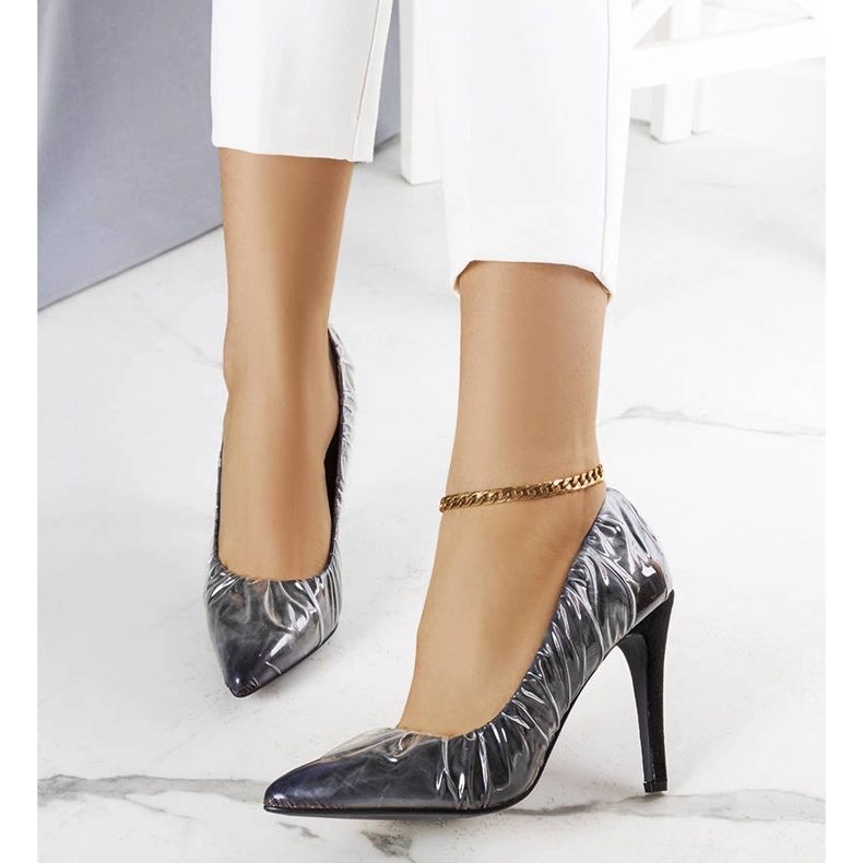 Schwarze Absätze mit Erikafolie überzogen 1