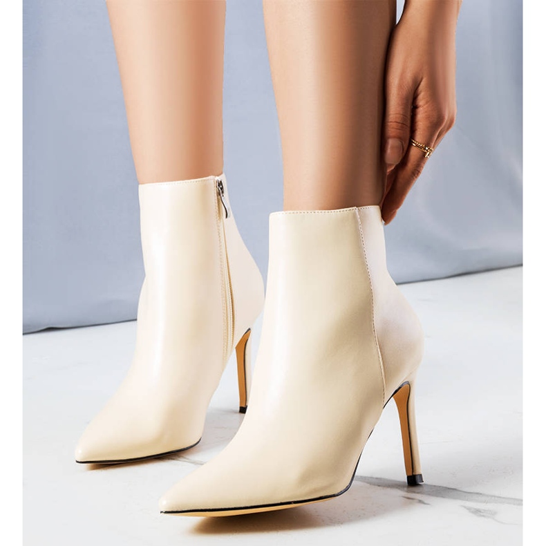 PA1 Sandbeige Stiefel mit Stiletto-Absatz 1