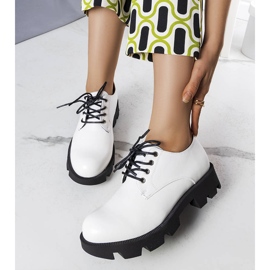 Josephine weiße Schuhe mit massiver Sohle 1