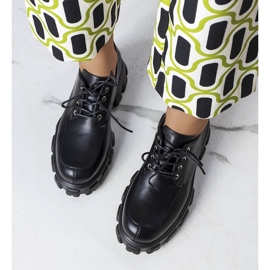 Schwarze Schuhe mit massiver Sohle von Lynn 1