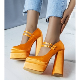 Orange Pumps mit hohen Absätzen von Lynn 1
