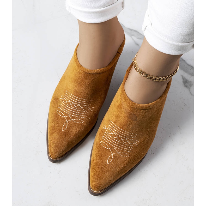 PA1 Braune Pantoletten mit aufgebauter Vorderseite von Linda 1